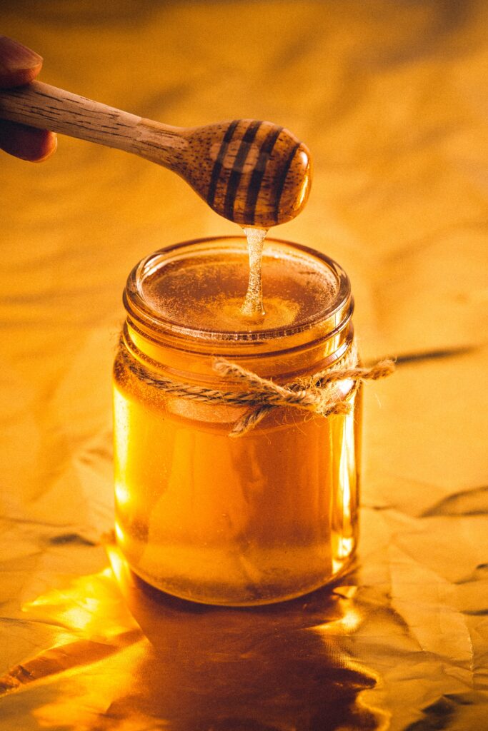 Honey as one of the home remedies for frizzy hair